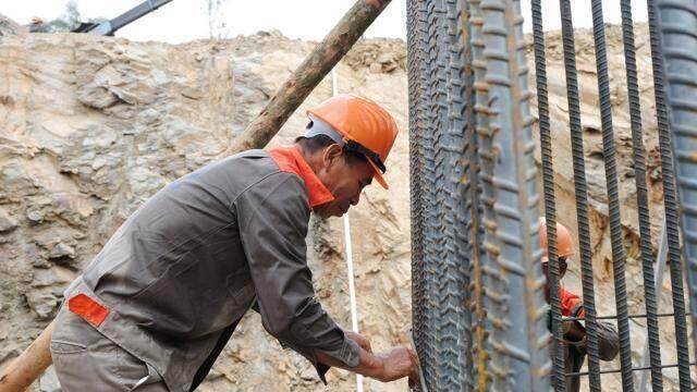 Nắng nóng như “đổ lửa”, công nhân vẫn miệt mài làm việc xuyên lễ trên công trường đường dây 500 kV Nắng nóng như “đổ lửa”, công nhân vẫn miệt mài làm việc xuyên lễ trên công trường đường dây 500 kV