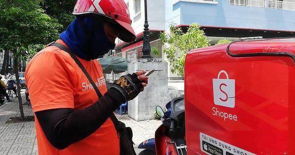 Shopee ra chính sách mới, người bán hàng online kêu than bị “om tiền” nửa tháng