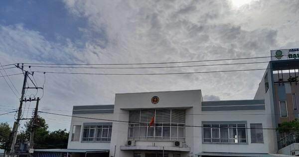 Tạm đình chỉ sử dụng thẻ kiểm tra thị trường 4 công chức quản lý thị trường tỉnh Long An Tạm đình chỉ sử dụng thẻ kiểm tra thị trường 4 công chức quản lý thị trường tỉnh Long An