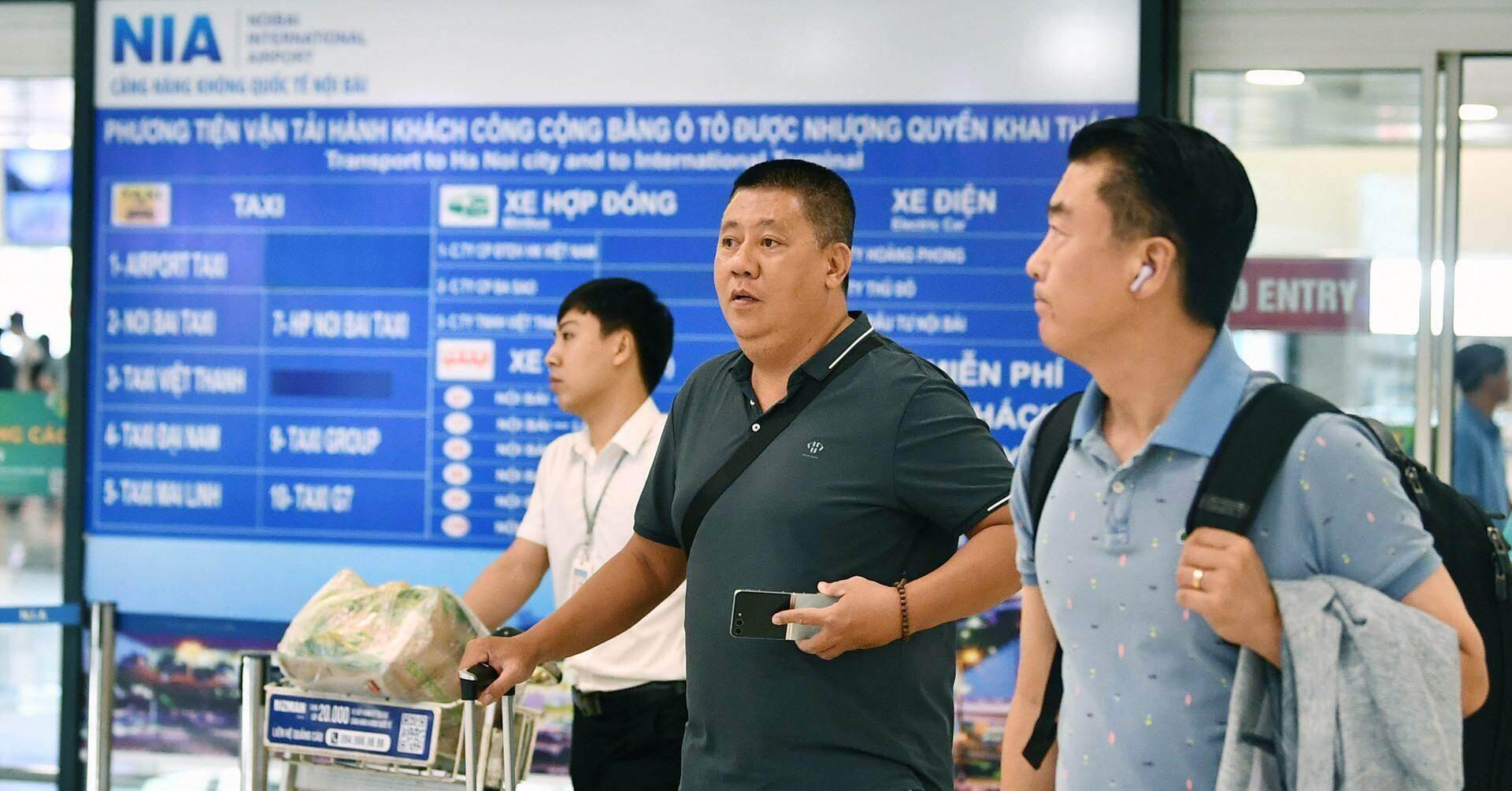 Tìm cách sống chung, thay vì ngồi chờ giá vé máy bay hạ nhiệt
