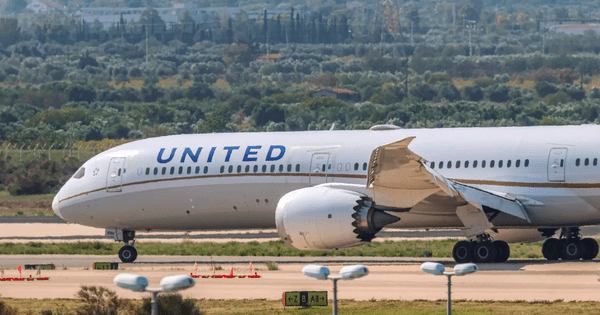 Máy bay Airbus phát ra ‘tiếng động lạ’ khi vừa cất cánh, mảnh động cơ bất ngờ rơi xuống đường băng, cơ quan chức năng ngay lập tức mở cuộc điều tra