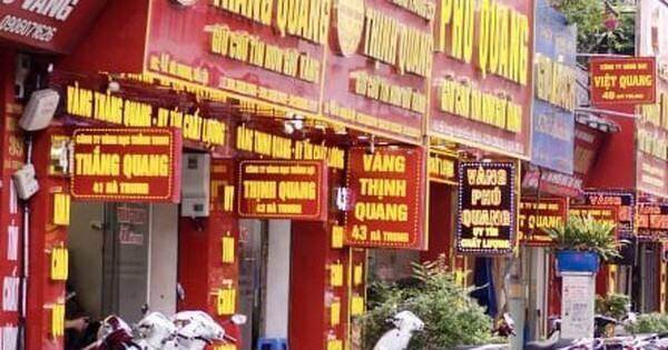 Vàng ‘chợ đen’ giá cao ngất, dễ bán, khó mua
