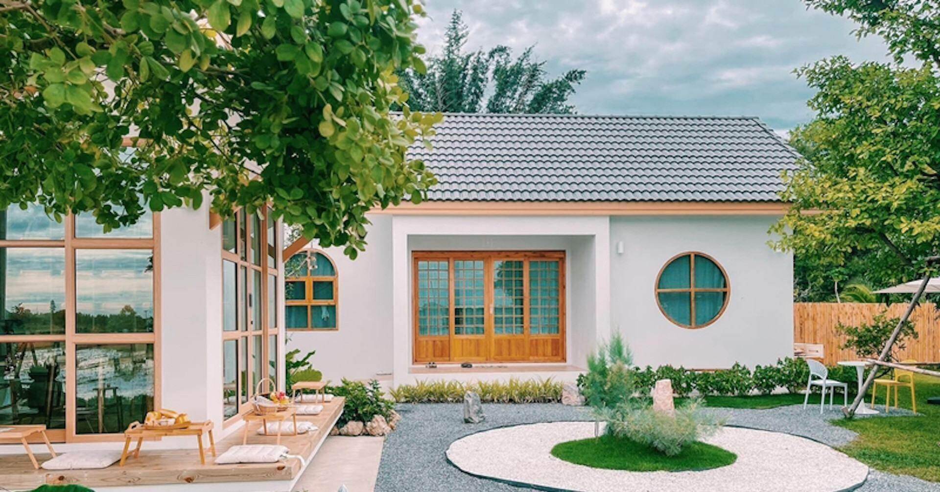 Chi tiền tỷ tự xây nhà bên ruộng lúa ngập nắng