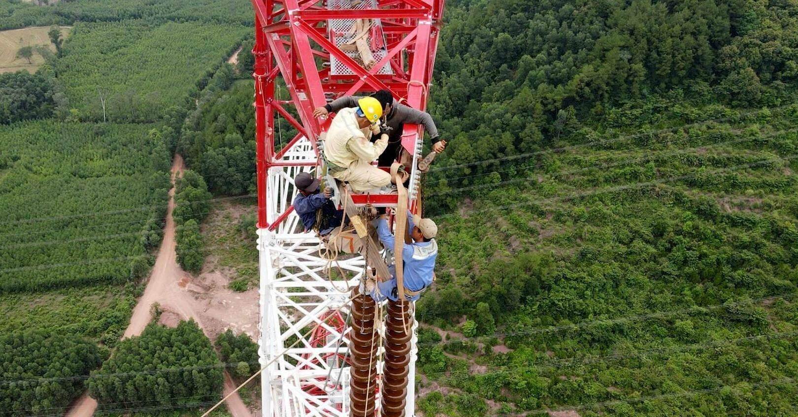 Đánh đu giữa trời, ăn trên đỉnh cột giữa hè đổ lửa