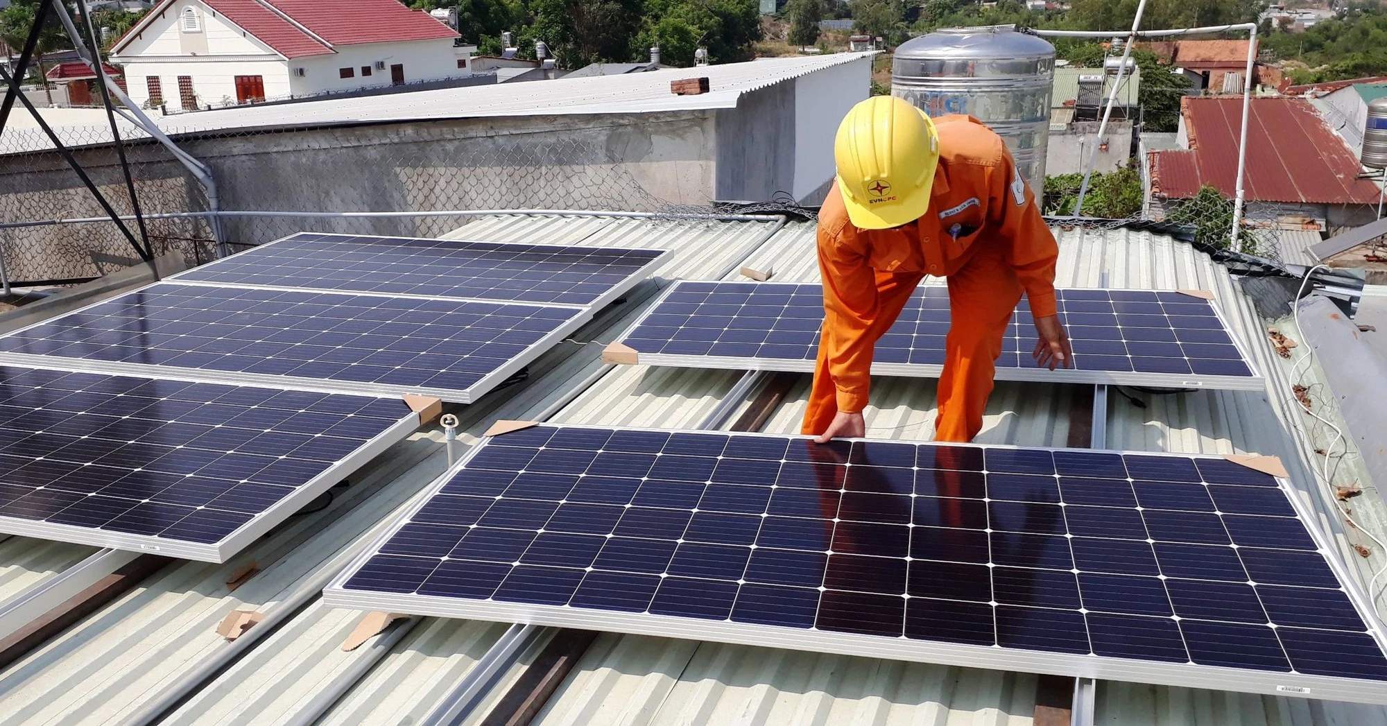 Điện mặt trời mái nhà tự sản, tự tiêu không được bán quá 10% công suất lên lưới