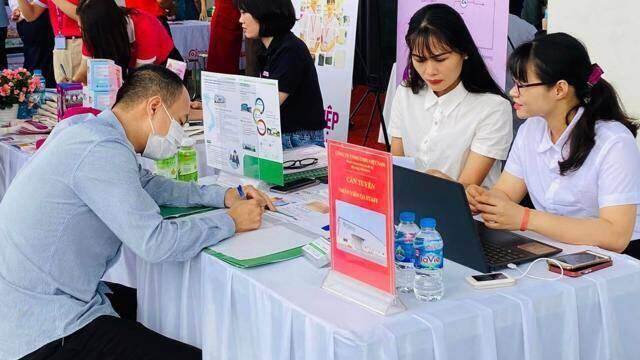 Doanh nghiệp tại Nghệ An chật vật tuyển công nhân, kỹ sư