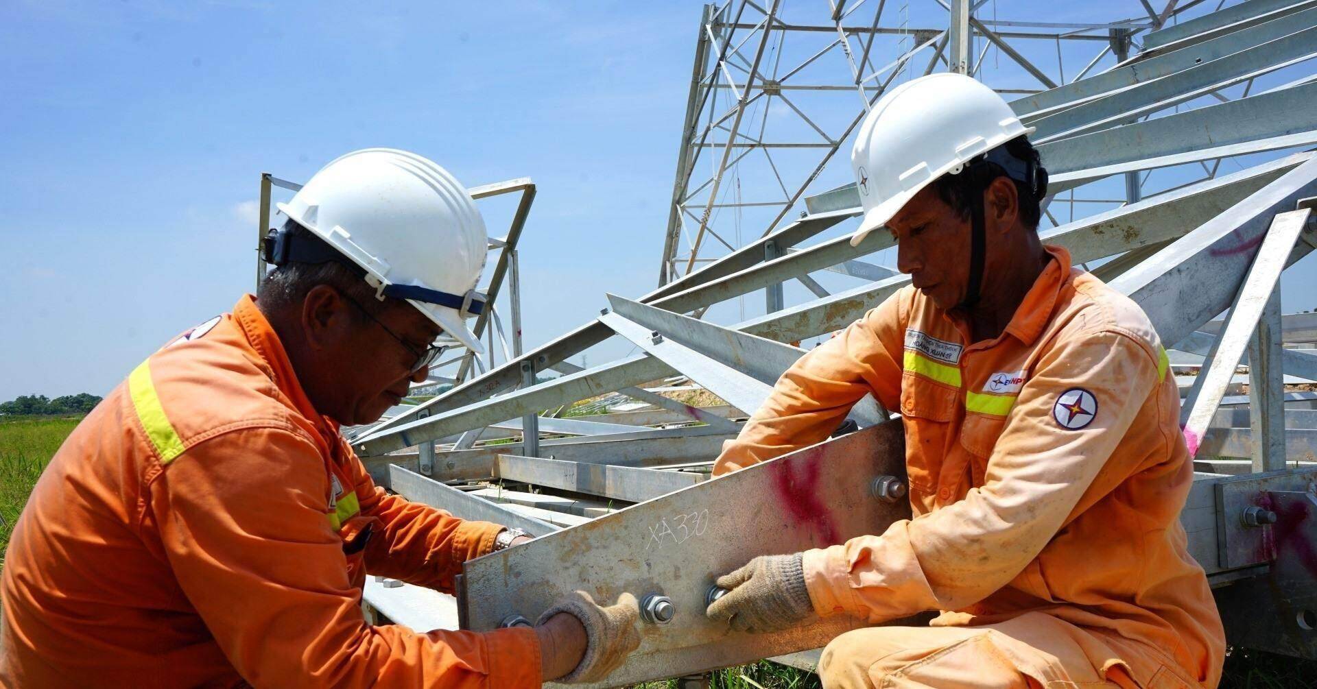 Nhận quyết định nghỉ hưu vẫn bám trụ làm việc