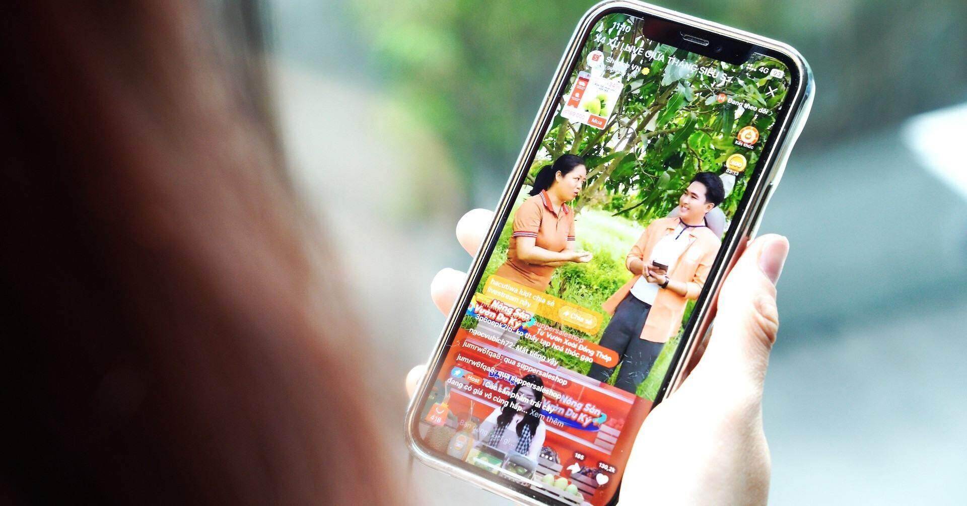 Nông dân livestream trái cây tại vườn, triệu người dùng trẻ chốt đơn Shopee