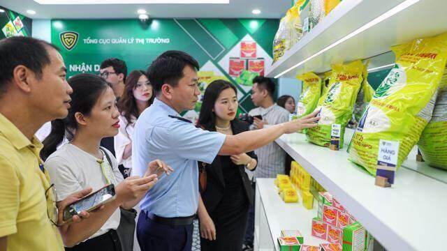 Trên 400 sản phẩm được trưng bày nhận diện “thật – giả” Trên 400 sản phẩm được trưng bày nhận diện “thật – giả”