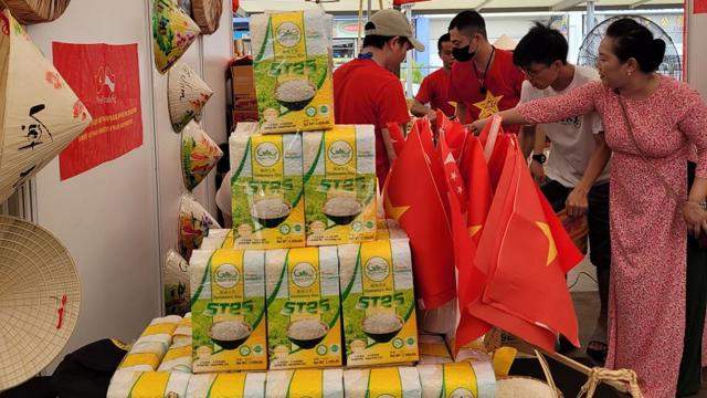 Việt Nam giữ vị trí “quán quân” về xuất khẩu gạo vào thị trường Singapore Việt Nam giữ vị trí “quán quân” về xuất khẩu gạo vào thị trường Singapore