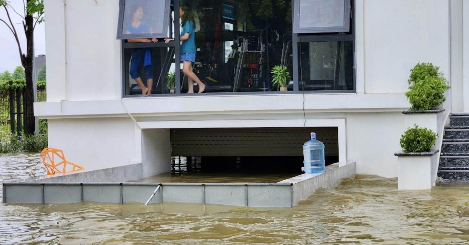 Khu nhà triệu đô ngập sâu trong biển nước, dân thi nhau ‘đắp đập be bờ’