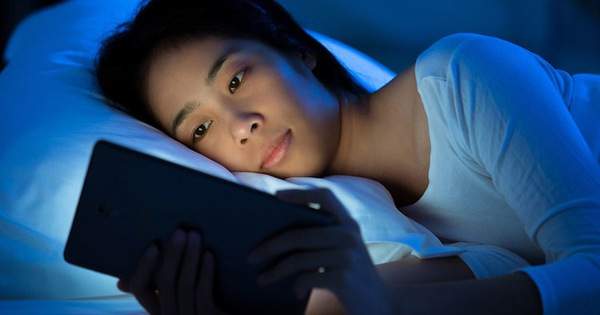 Ánh sáng xanh từ điện thoại tác động xấu đến làn da