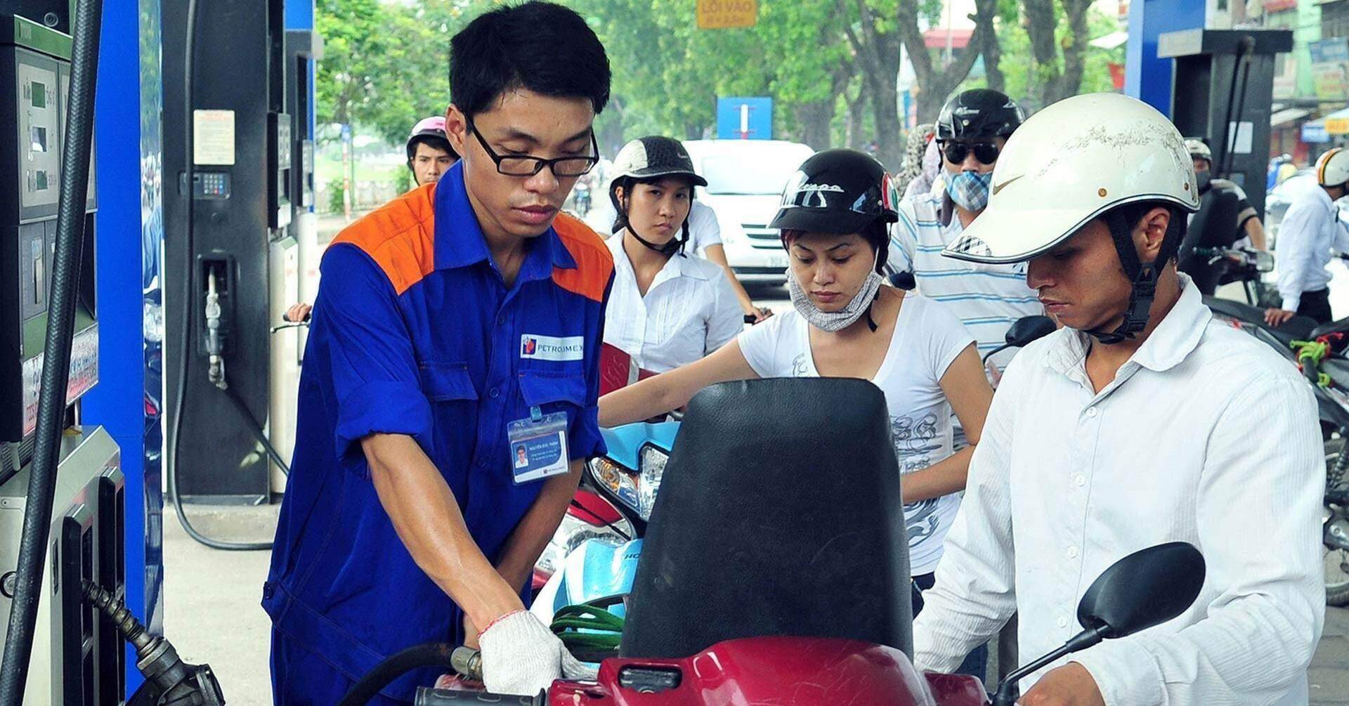 Giá xăng dầu trong nước ngày mai dự báo giảm, RON 95 có thể dưới 22.000 đồng/lít
