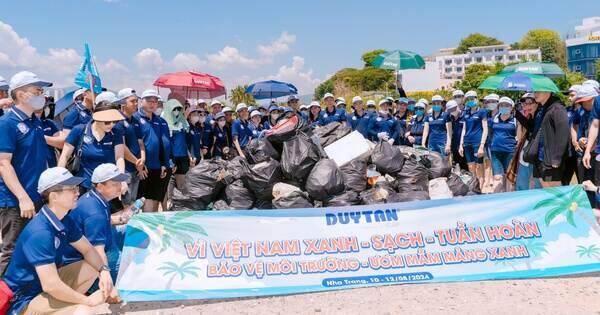 Ngày hội làm sạch bãi biển, trồng cây của nhân viên Duy Tân tại Nha Trang