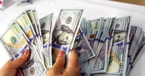 Tỷ giá trung tâm giảm, giá mua USD tại một ngân hàng bất ngờ tăng 110 đồng
