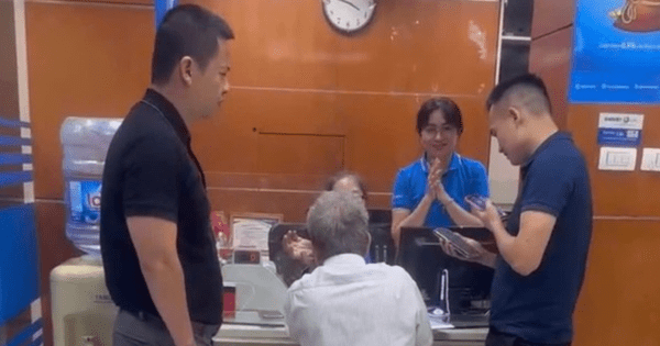 Thấy chồng lo lắng đến ngân hàng, người phụ nữ tại Hà Nội lập tức báo công an đi tìm, ngăn chặn kịp thời vụ lừa đảo 2,2 tỷ đồng Thấy chồng lo lắng đến ngân hàng, người phụ nữ tại Hà Nội lập tức báo công an đi tìm, ngăn chặn kịp thời vụ lừa đảo 2,2 tỷ đồng
