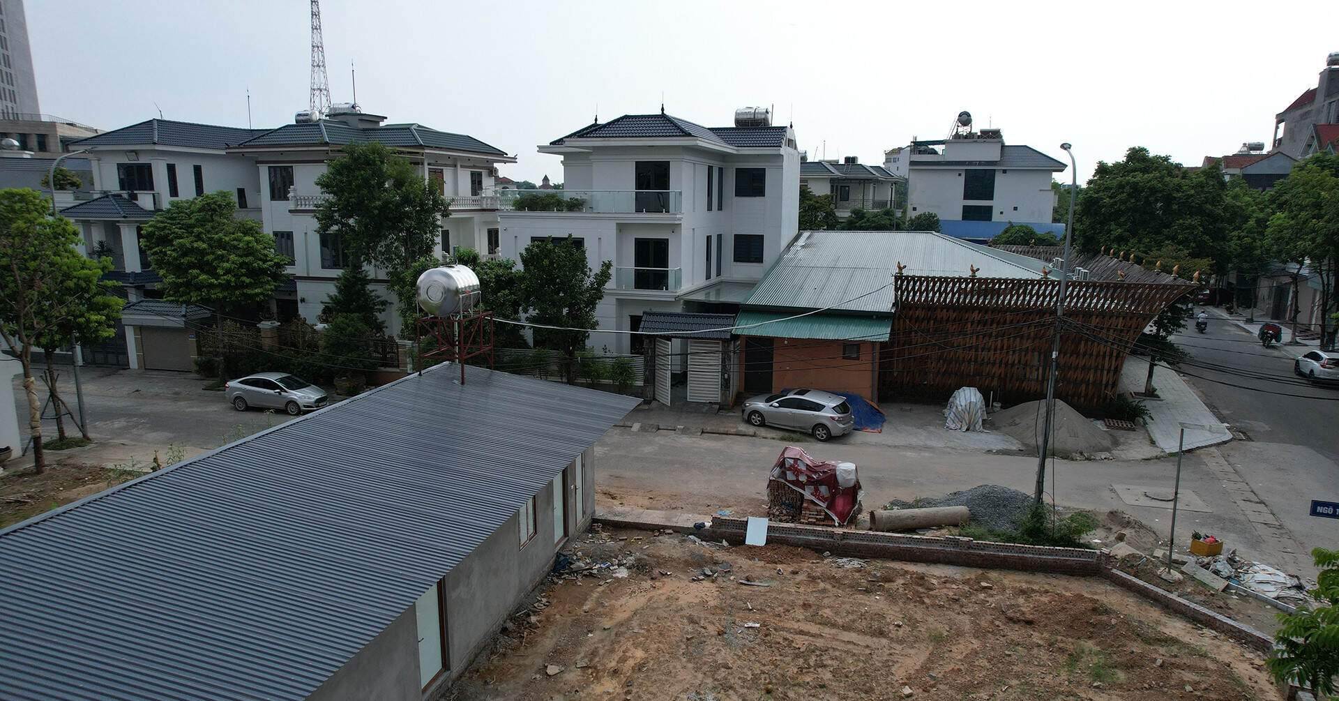 Cảnh sống khốn khổ trong biệt thự bị dãy nhà vệ sinh mọc sát vách