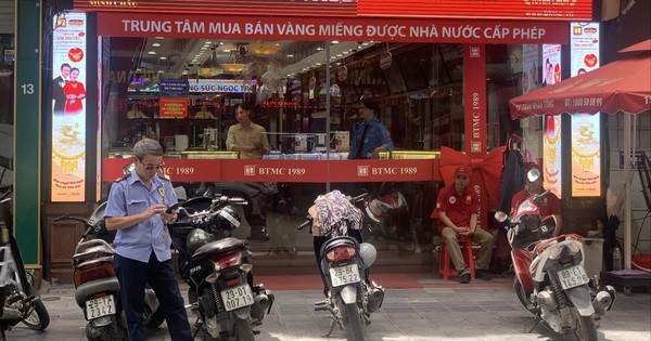 Cảnh tượng ‘lạ đời’ ở tiệm vàng Hà Nội khi giá cao chót vót