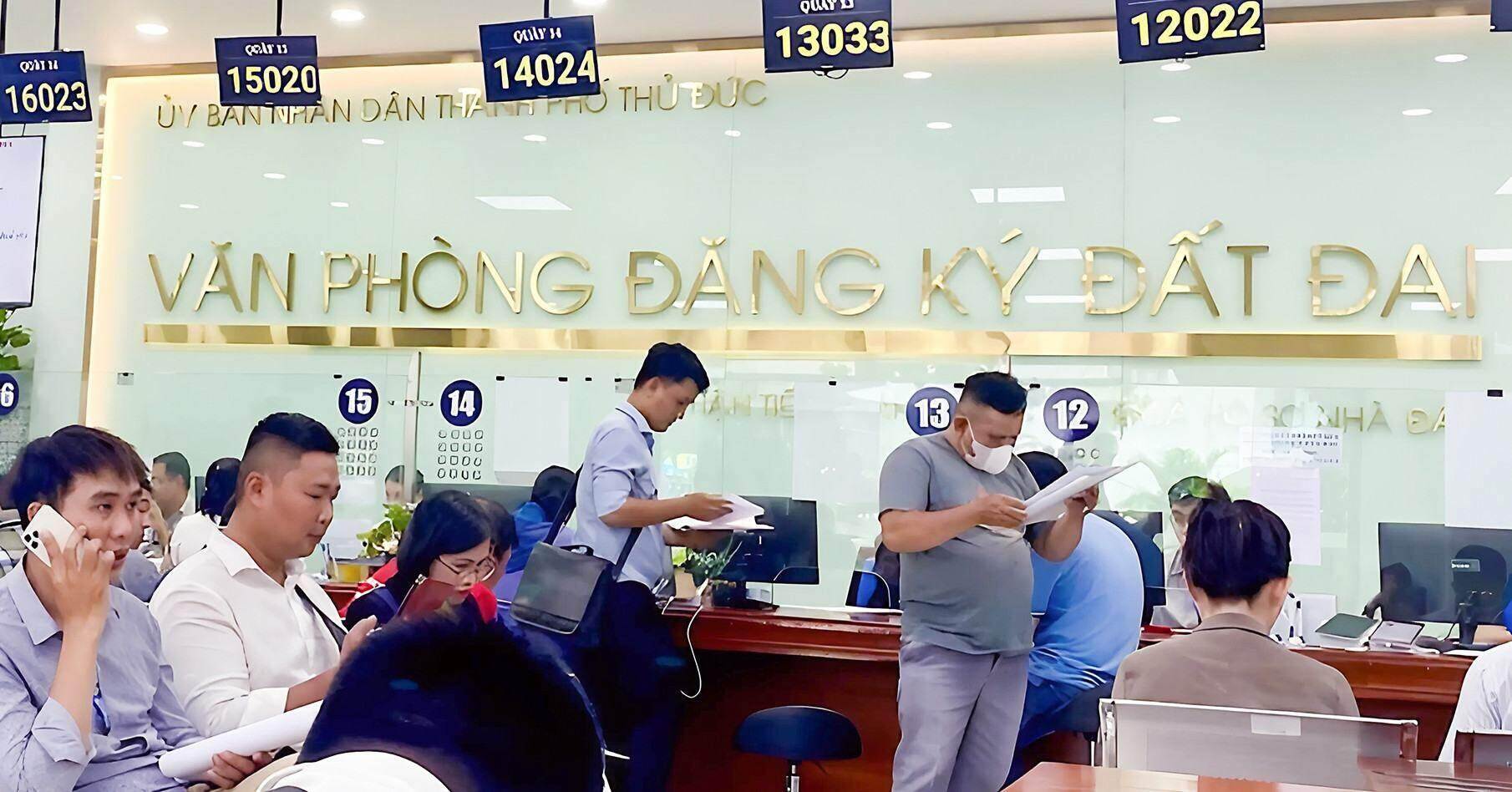 Lo mất thêm tiền tỷ, người dân TPHCM hối hả đi làm thủ tục đất đai