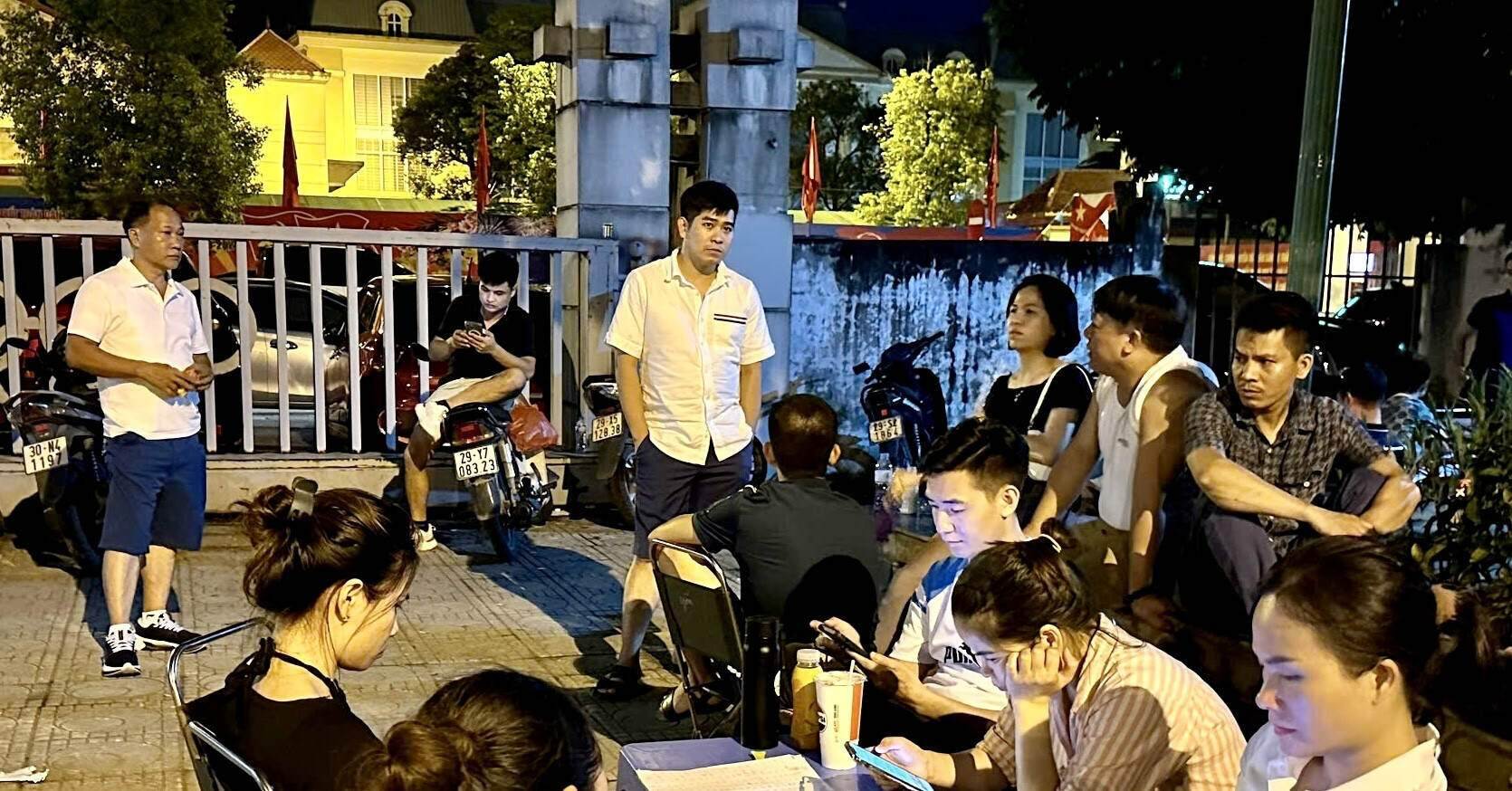 Đấu giá đất Hoài Đức đến nửa đêm vẫn chưa xong, giá vọt lên 121 triệu/m2