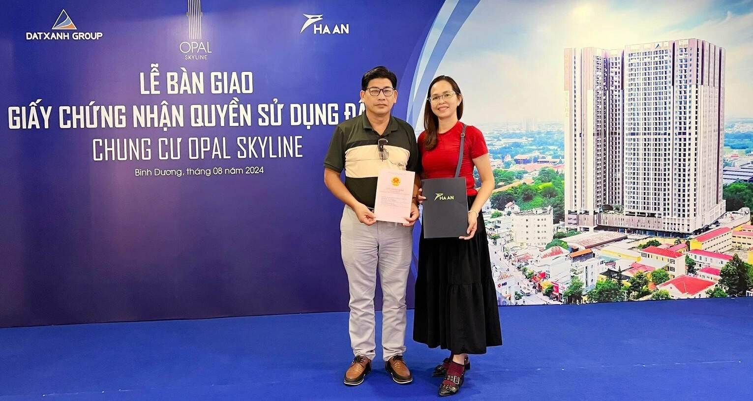Opal Skyline bàn giao sổ hồng cho cư dân