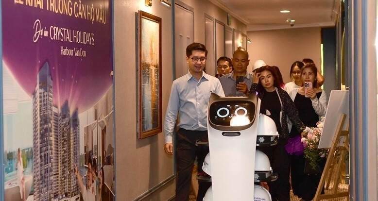 Robot AI đón khách tham quan nhà mẫu Crystal Holidays Harbour Vân Đồn