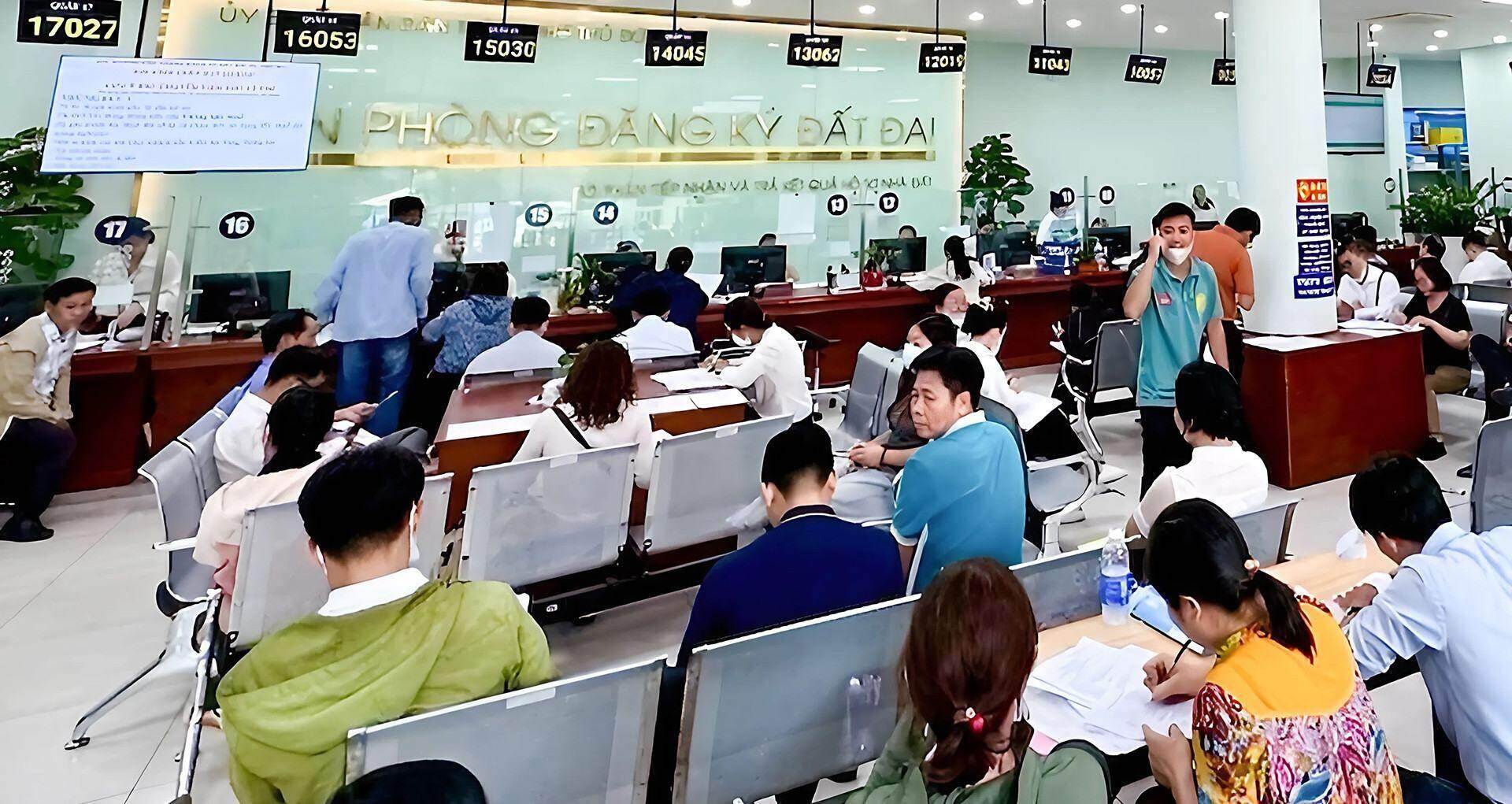 Sợ bị thu hồi, người dân TPHCM đổ xô làm thủ tục gia hạn sử dụng đất