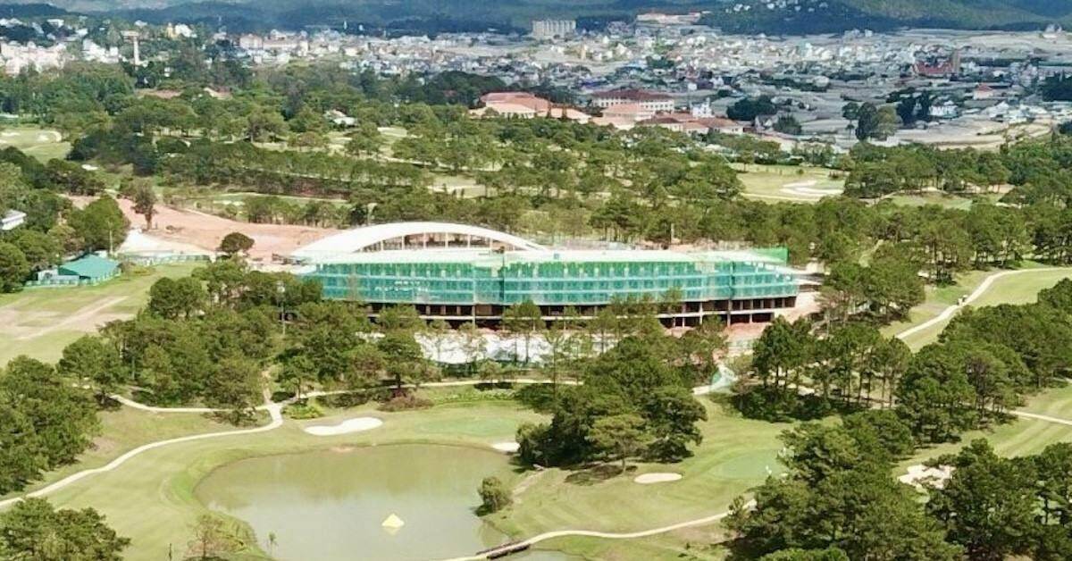 Vì sao chưa tháo dỡ công trình vi phạm xây dựng tại sân golf Đồi Cù?