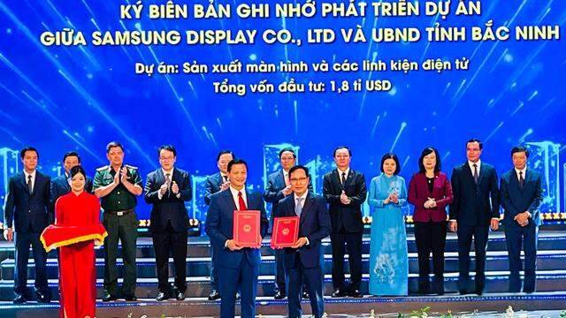 Bắc Ninh trao quyết định chủ trương đầu tư và chứng nhận đầu tư với số vốn gần 5,6 tỷ USD