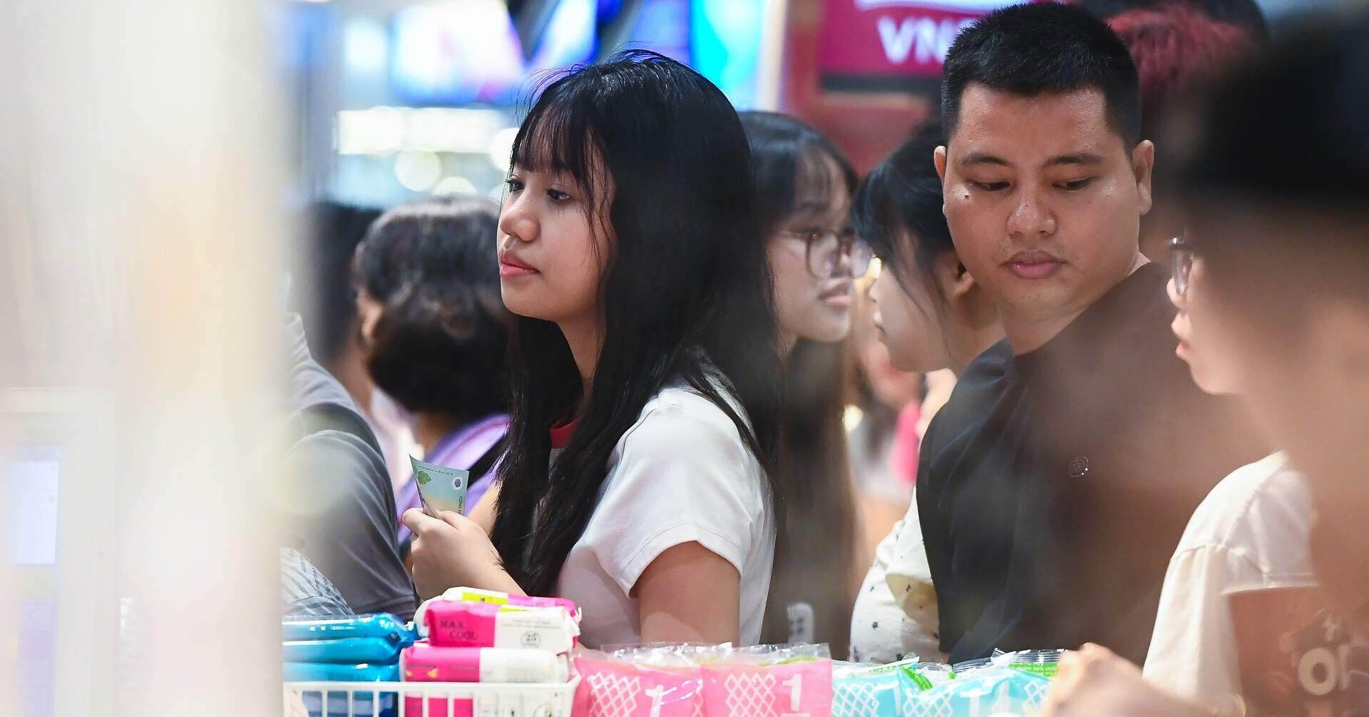 Biển người ùn ùn vào trung tâm thương mại, chờ cả tiếng để mua đồ ăn