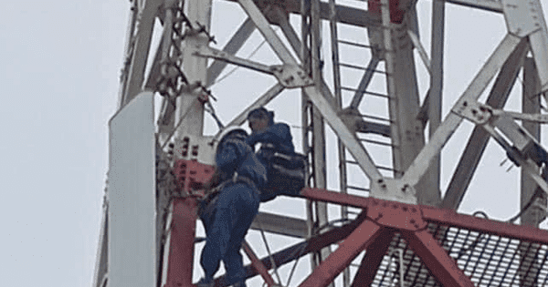 Chuyện những người ‘nối sóng’ trên đảo tiền tiêu