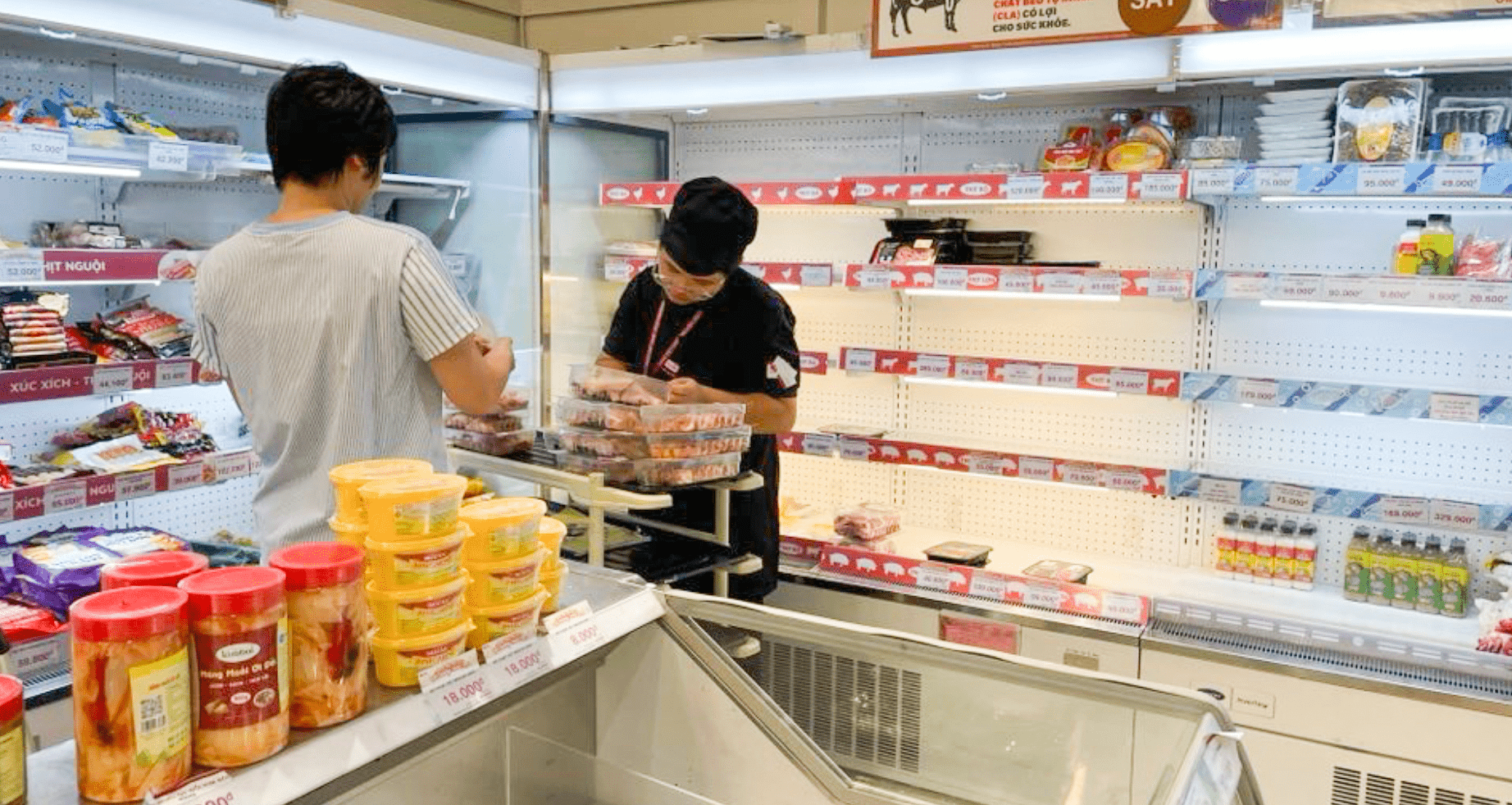 Dân ‘dọn sạch’ hàng ở chợ chung cư, buôn online ôm nghìn đơn ngồi chờ bão tan