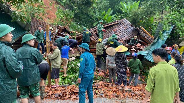Mưa rất lớn tại miền Trung gây sạt lở, ngập sâu Mưa rất lớn tại miền Trung gây sạt lở, ngập sâu