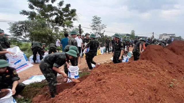 Nước sông Bưởi, sông Hoạt lên cao Thanh Hóa khẩn trương gia cố đê, sẵn sàng sơ tán 3.000 người Nước sông Bưởi, sông Hoạt lên cao Thanh Hóa khẩn trương gia cố đê, sẵn sàng sơ tán 3.000 người