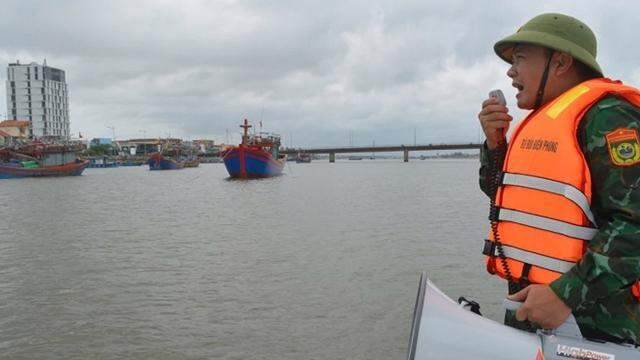 Quảng Bình cấm biển, chuẩn bị lương thực ứng phó với mưa bão dài ngày Quảng Bình cấm biển, chuẩn bị lương thực ứng phó với mưa bão dài ngày