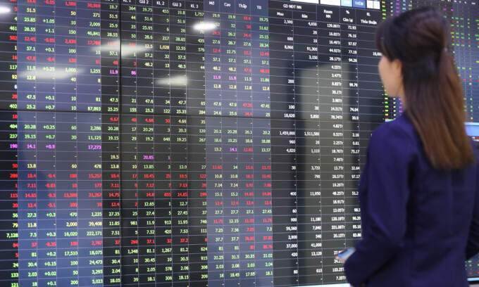 VN-Index slips as global stocks decline