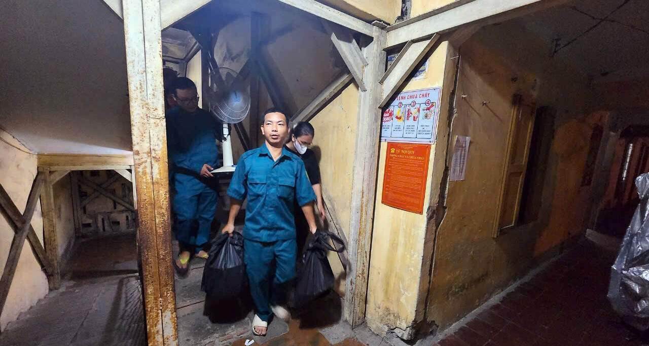 Chung cư nguy hiểm ở Hà Nội phải di dời khẩn cấp tránh bão; biến động đất nền