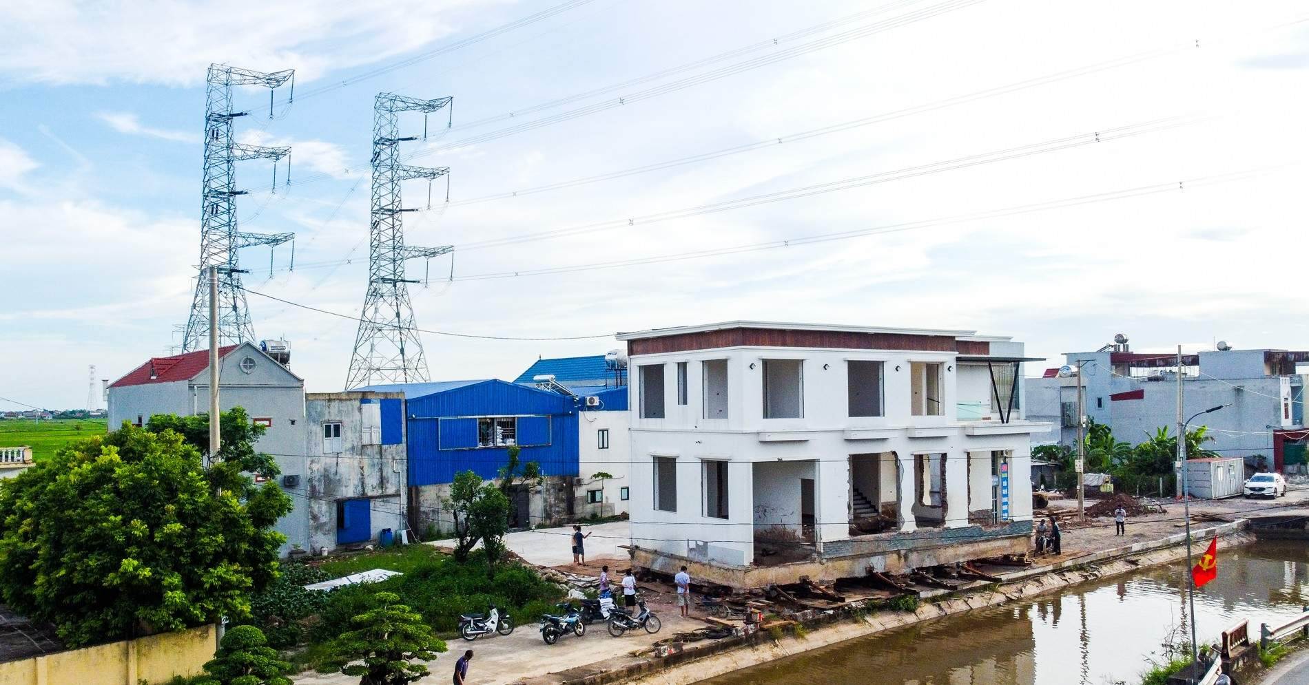 Bỏ 600 triệu đồng thuê di dời ngôi nhà 500 tấn, né đường điện 500kV Bỏ 600 triệu đồng thuê di dời ngôi nhà 500 tấn, né đường điện 500kV