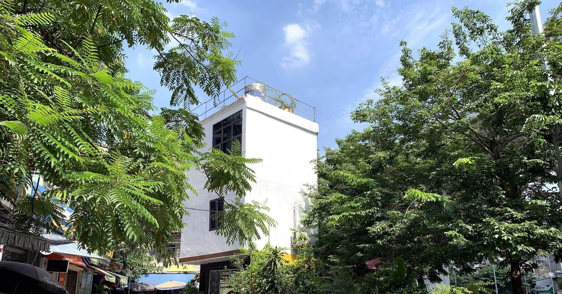 Kỳ lạ nhà 4 mặt tiền, như bùng binh nằm giữa đường Hà Nội Kỳ lạ nhà 4 mặt tiền, như bùng binh nằm giữa đường Hà Nội