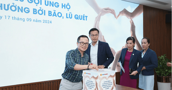 Tập thể Vietbank quyên góp hơn 700 triệu trong 120 phút của lễ phát động kêu gọi ủng hộ đồng bào Tập thể Vietbank quyên góp hơn 700 triệu trong 120 phút của lễ phát động kêu gọi ủng hộ đồng bào