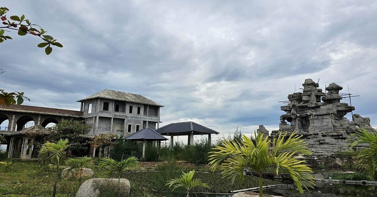 Vì sao khu nghỉ dưỡng ven biển Quảng Bình xây rồi bỏ không nhiều năm? Vì sao khu nghỉ dưỡng ven biển Quảng Bình xây rồi bỏ không nhiều năm?