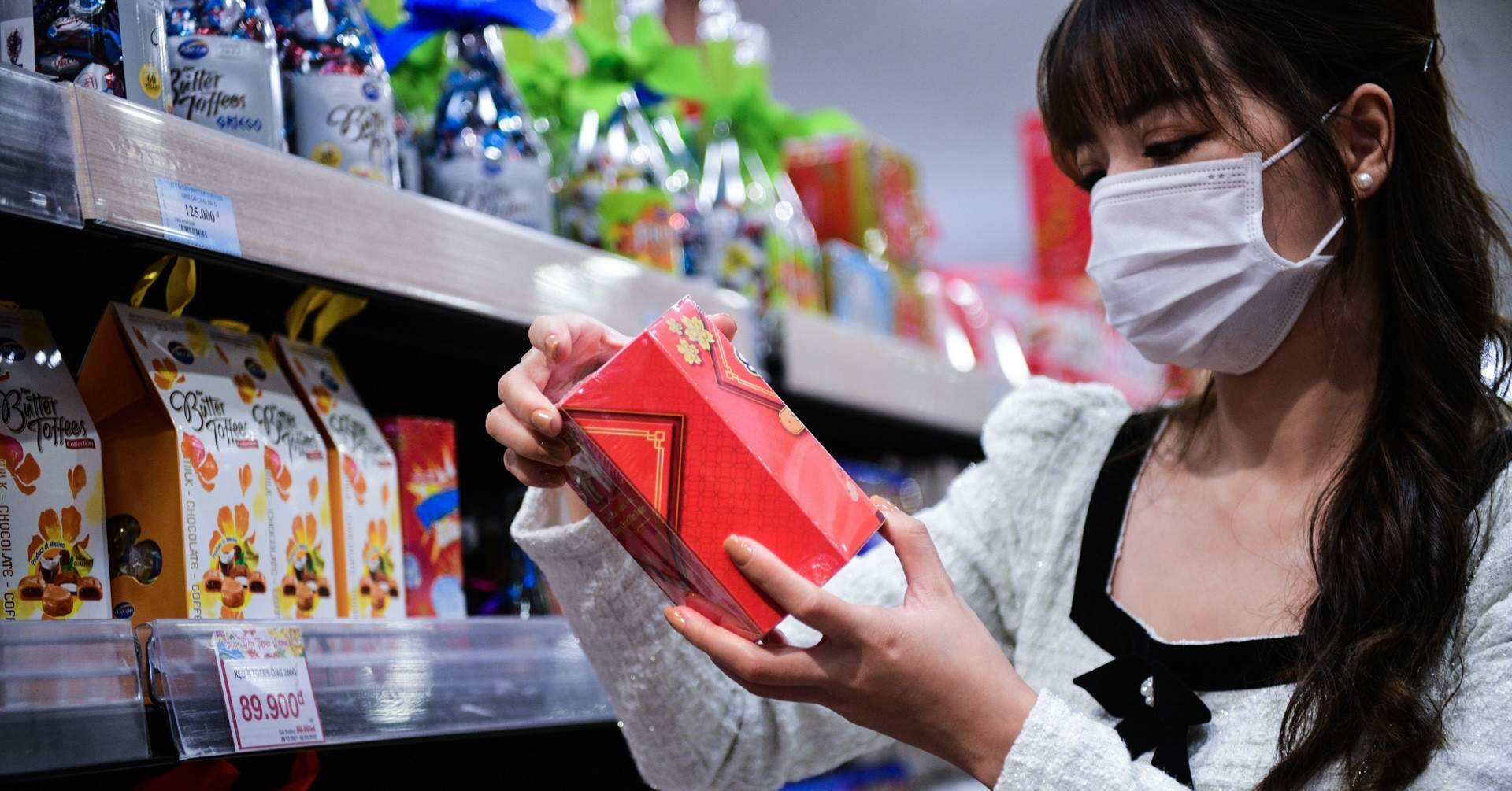 Các nước hỗ trợ tiền mặt cho dân, Việt Nam nên xem xét phát phiếu mua sắm?