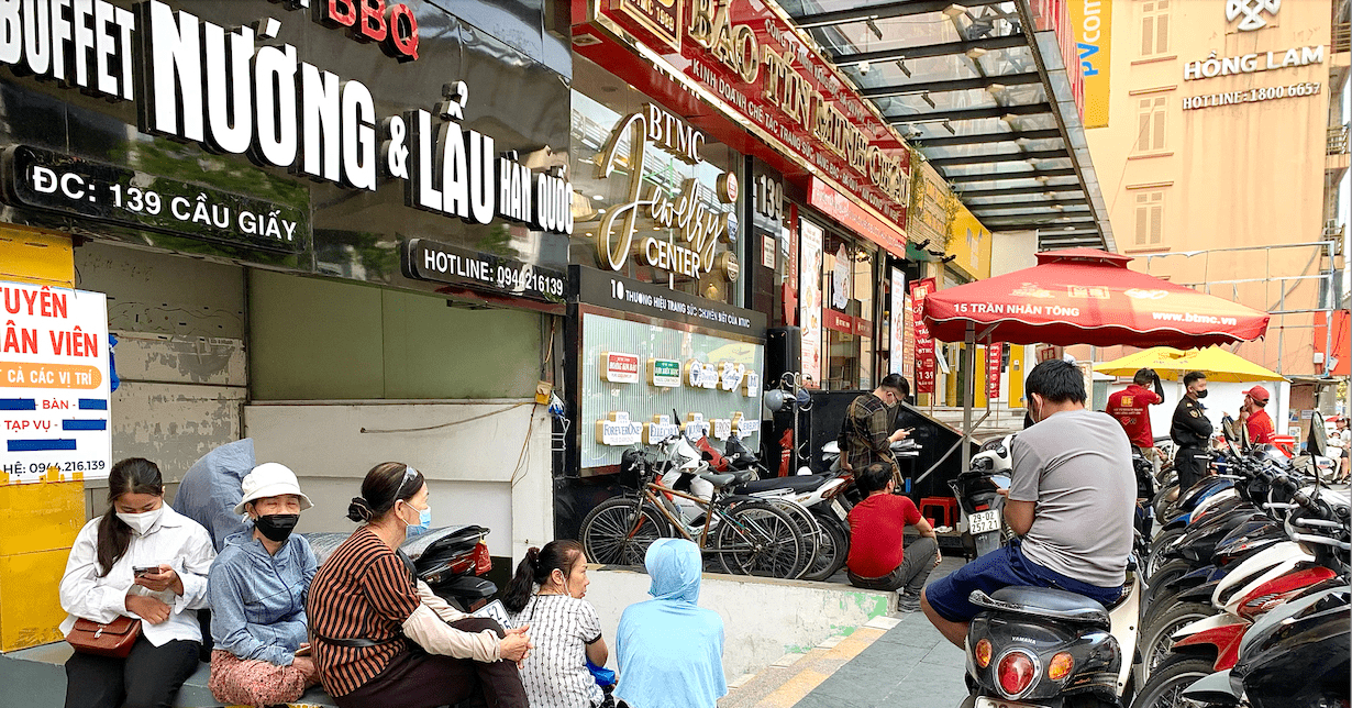 Đi khắp Hà Nội không mua nổi 1 chỉ vàng nhẫn để mừng cưới