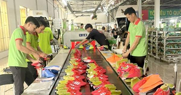 Doanh nghiệp da giày Bình Dương nhận toàn đơn hàng “khó nuốt”, cần hỗ trợ từ ngân hàng