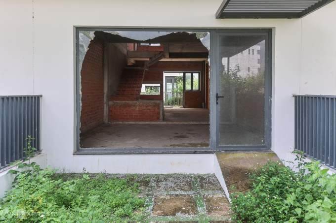 Townhouses, villas lie abandoned in eastern HCMC urban area