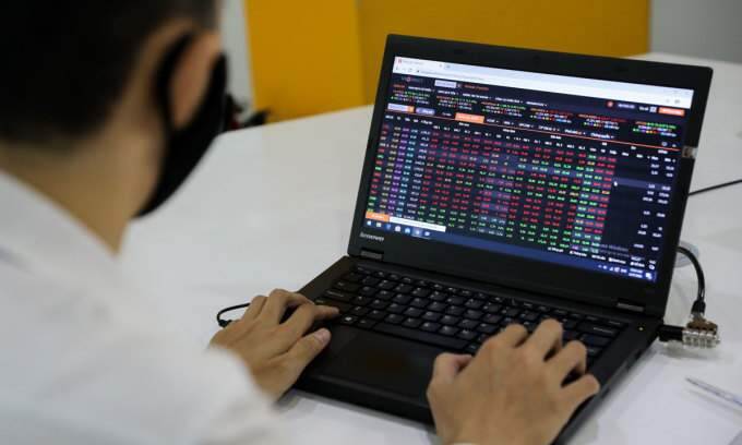 VN-Index inches down as global shares rise