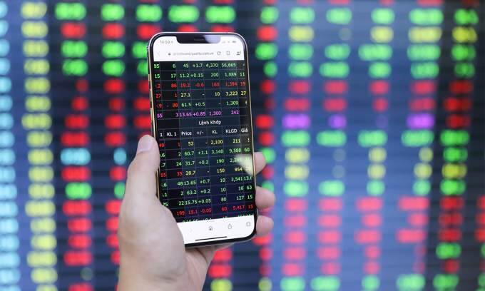 Vietnam stocks close October 1.79% lower
