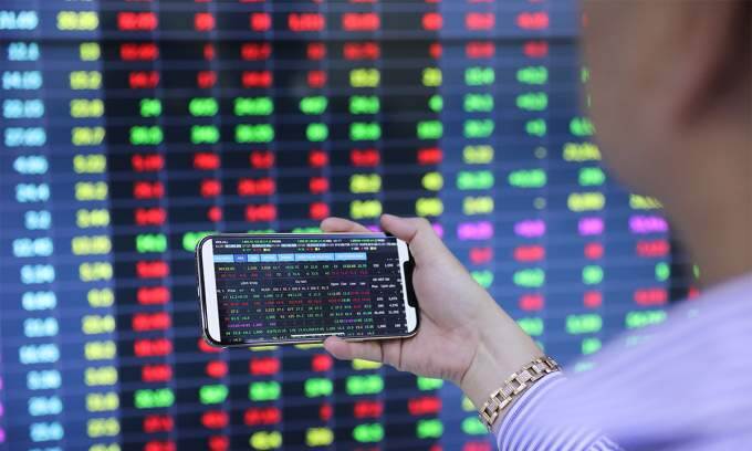 Vietnam stocks fall to 7-day low, Asian shares edge lower