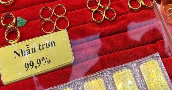 Giá vàng neo trên đỉnh, nhiều người mòn mỏi chờ mua