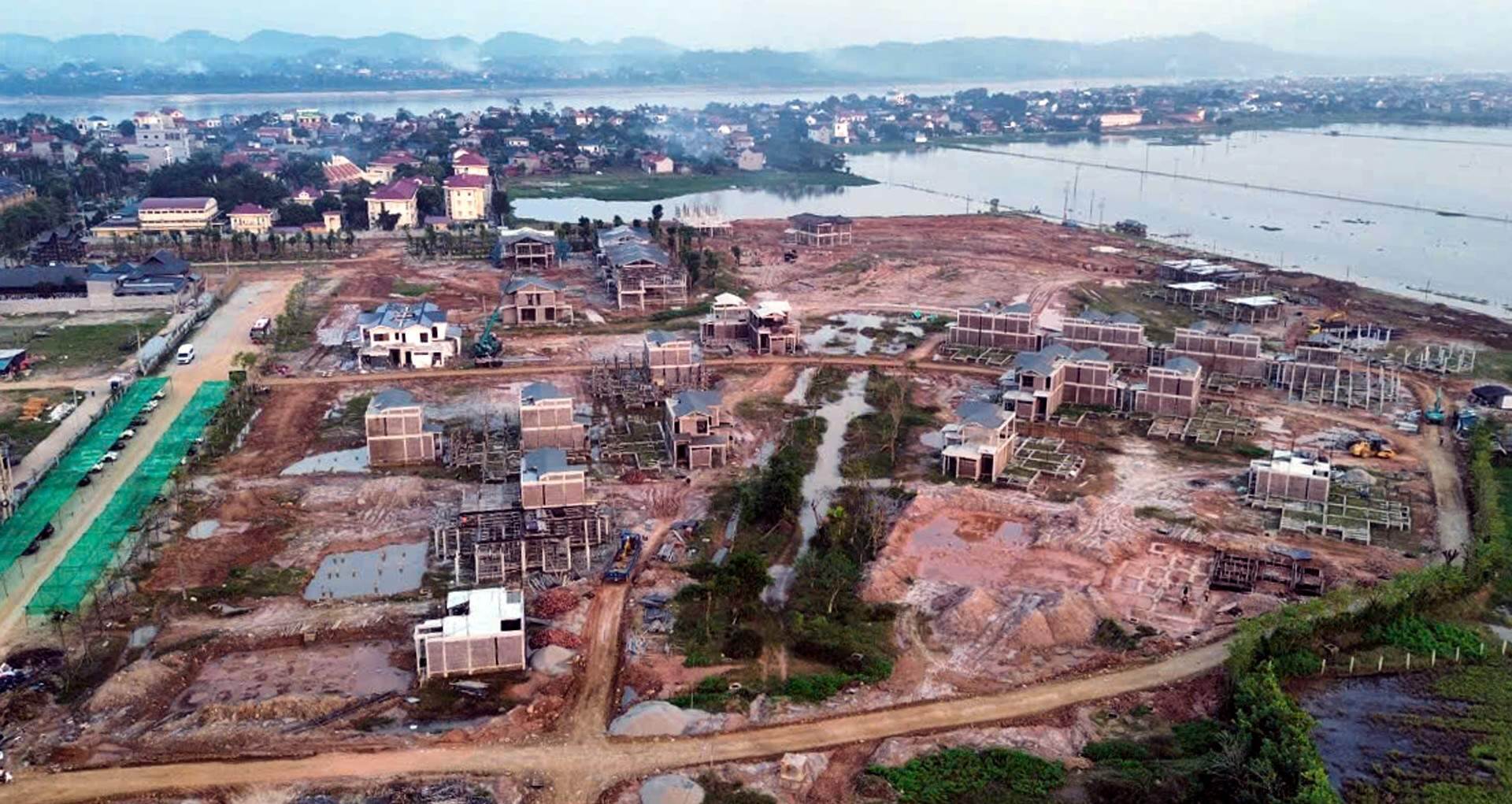 Loạt biệt thự gần hoàn thiện chỉ sau 1 ngày được cấp phép